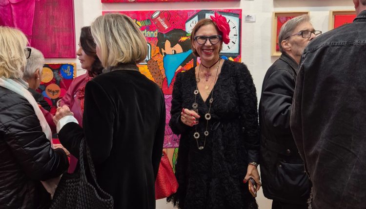 Visitatrice osserva opere di artisti emergenti in una galleria contemporanea